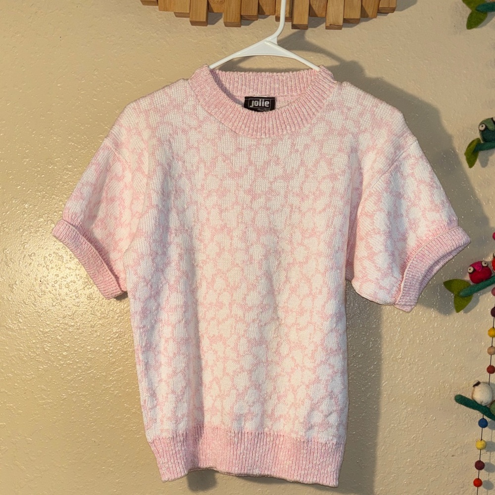 VINTAGE JOLIE NEW YORK Pink and White sweater T-shirt with puffed sleeves.